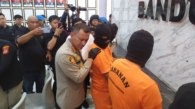 Pers rilis kasus perampokan di Polrestabes Bandung pada Senin (12/2). Foto: Rachmadi Rasyad/kumparan