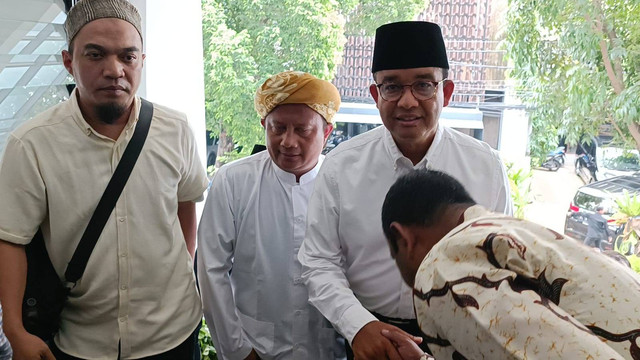 Capres nomor urut 01, Anies Rasyid Baswedan bertemu dengan Pengasuh Pondok Pesantren (Ponpes) Darut Tauhid Abdullah Gymnastiar atau Aa Gym di Masjid Darut Tauhid, Kebayoran Baru, Jakarta Selatan, Senin (12/2).  Foto: Zamachsyari/kumparan