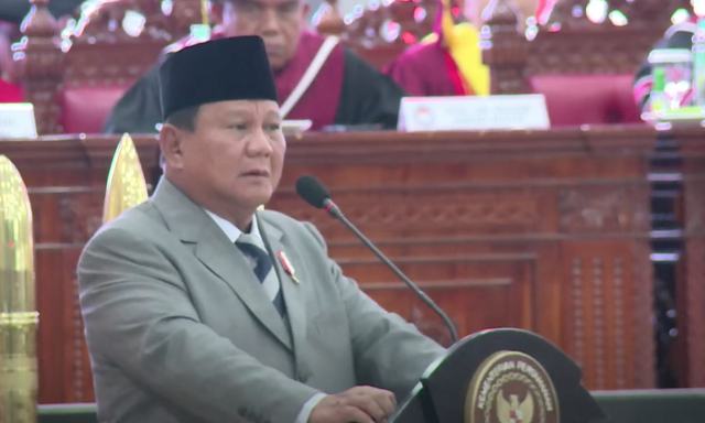 Menhan Prabowo hadiri wisuda sarjana di Universitas Pertahanan (Unhan), Senin (12/2/2024). Foto: YouTube/KemhanRI