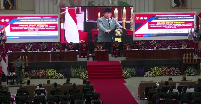 Menhan Prabowo hadiri wisuda sarjana di Universitas Pertahanan (Unhan), Senin (12/2/2024). Foto: Youtube/KemhanRI
