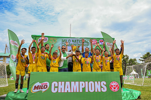 Business Executive Officer Beverages & Culinary Dairy Business Unit PT Nestle Indonesia, Alaa Shaaban, menyerahkan piala dan medali kepada Palembon FC, Bojonegoro Jawa Timur juara 1 U-12 MILO National Championship 2024 di GOR Ciracas, Jakarta (4/2). Foto: MILO