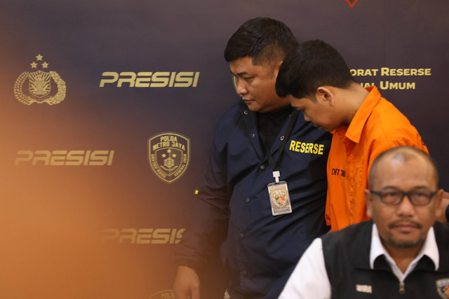 Polisi menghadirkan tersangka Yudha Arfandi terkait penengelaman Dante, anak Tamara Tyasmara di Polda Metro Jaya, Jakarta, Senin, (12/2/2024). Foto: Agus Apriyanto