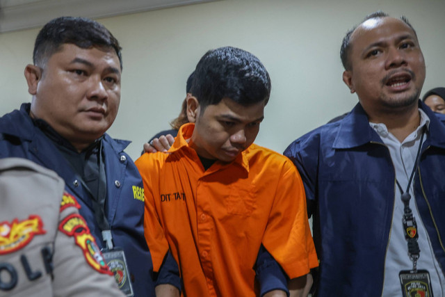 Polisi menghadirkan tersangka Yudha Arfandi terkait penengelaman Dante, anak Tamara Tyasmara di Polda Metro Jaya, Jakarta, Senin, (12/2/2024). Foto: Agus Apriyanto
