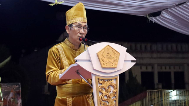 Penjabat Bupati Sitaro, Joi Eltiano B Oroh, saat memberikan kata pengantar dalam gelaran prosesi adat Tulude yang digelar di Kabupaten Sitaro.