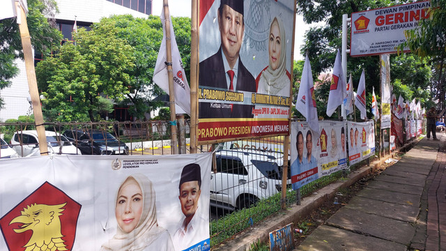 Alat peraga kampanye di depan Kantor DPP Gerindra di Ragunan, Jakarta Selatan, Senin (12/2/2024). Foto: Nabila Ulfa/kumparan