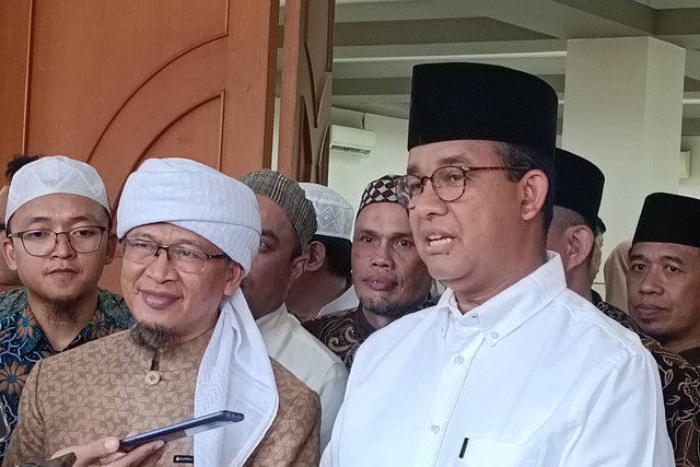 Capres nomor urut 01, Anies Baswedan bertemu dengan Pengasuh Pondok Pesantren (Ponpes) Darut Tauhid Abdullah Gymnastiar atau Aa Gym di Masjid Darut Tauhid, Kebayoran Baru, Jakarta Selatan, Senin (12/2/2024). Foto: Zamachsyari/kumparan