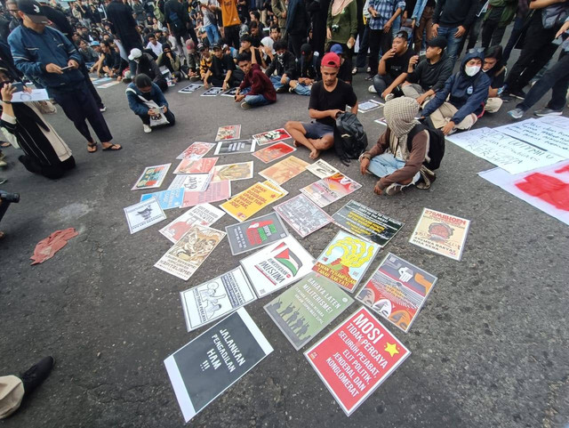 Poster hingga spanduk kritikan ke pemerintah di aksi Gejayan Memanggil Kembali di Pertigaan Gejayan, Kapanewon Depok, Kabupaten Sleman, Senin (12/2). Foto: A Panji/kumparan