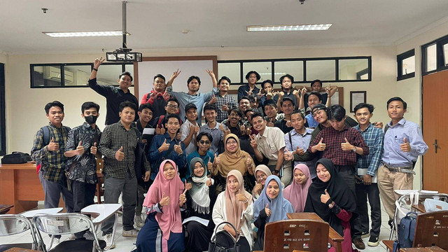 Perfotoan mahasiswa dengan dosen pasca pertemuan kelas terakhir di Universitas Islam Negeri Jakarta. (Sumber: Penulis/Bahtera Muhammad Persada)