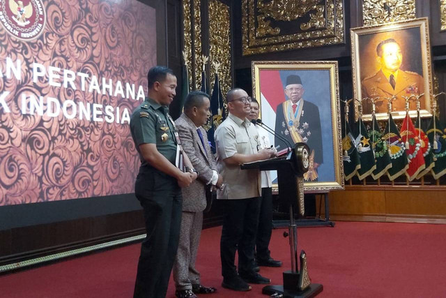 Pengacara Hotman Paris bersama jajaran Kemhan memberikan keterangan soal dugaan korupsi pembelian pesawat tempur Mirage di Kantor Kementerian Pertahanan, Jakarta, Senin (12/2/2024). Foto: Nadia Riso/kumparan