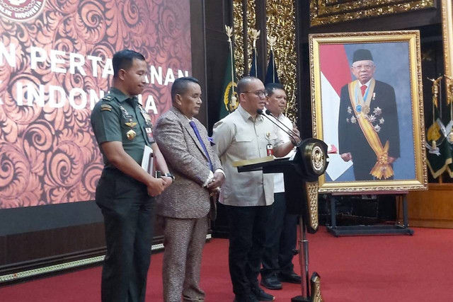 Pengacara Hotman Paris bersama jajaran Kemhan memberikan keterangan soal dugaan korupsi pembelian pesawat tempur Mirage di Kantor Kementerian Pertahanan, Jakarta, Senin (12/2/2024). Foto: Nadia Riso/kumparan