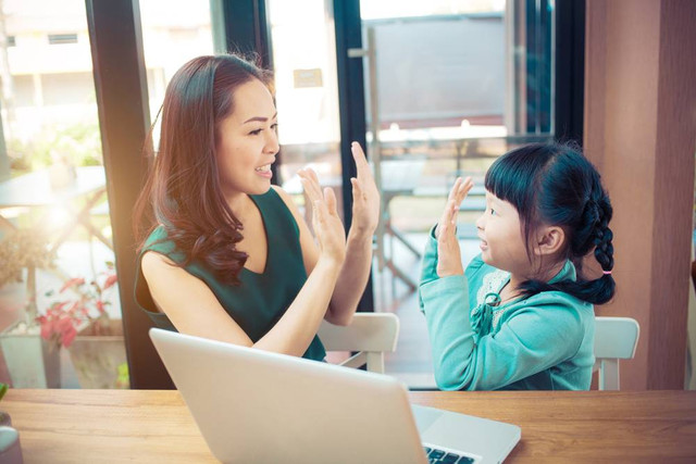 Ilustrasi anak dan ibu bekerja. Foto: Shutterstock
