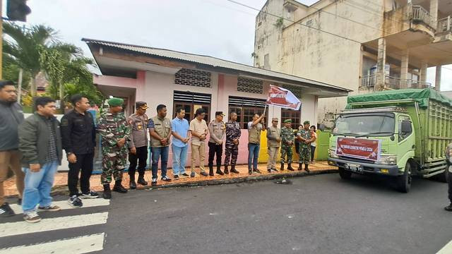 Prosesi pelepasan logistik Pemilu 2024 oleh Ketua KPU Kabupaten Sitaro Stevo Kaaro yang berlangsung di depan gudang logistik pemilu di Kecamatan Siau Timur.