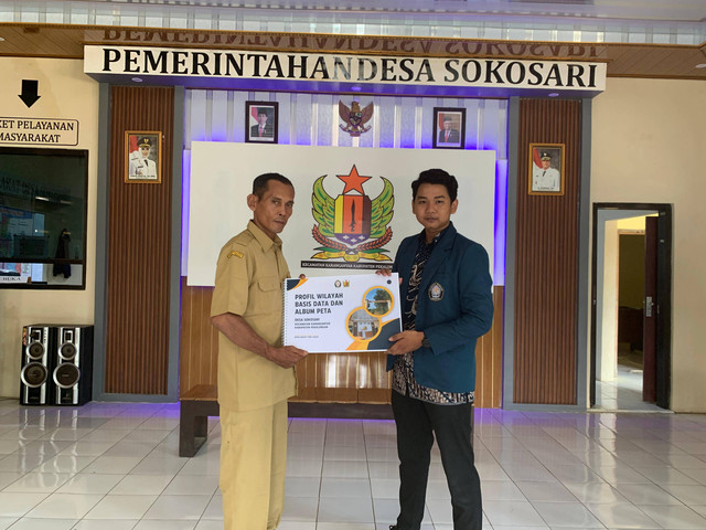 Penyerahan Hasil Karya Dhafa Yoga: Profil Wilayah, Basis Data, dan Album Peta Desa Sokosari
