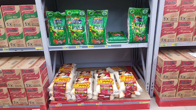 Stok beras di Indomaret Tanjung Barat Lama, Jakarta, Selasa (13/2/2024). Foto: Ave Airiza Gunanto/kumparan