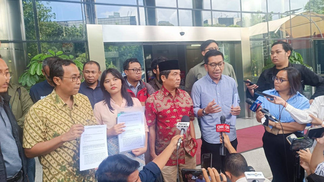 Koalisi Masyarakat Sipil mulai dari Julius Ibrani PHBI, Peneliti ICW Kurnia Ramadhana, hingga Pengamat Politik dari LIMA Indonesia Ray Rangkuti melaporkan temuan soal dugaan suap Kemhan terkait pengadaan pesawat Mirage 20000-5 ke KPK, Selasa (13/2). Foto: Annisa Thahira Madina/kumparan