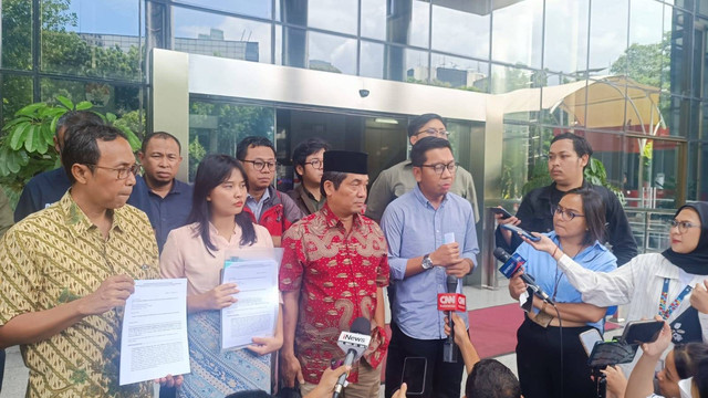 Koalisi Masyarakat Sipil mulai dari Julius Ibrani PHBI, Peneliti ICW Kurnia Ramadhana, hingga Pengamat Politik dari LIMA Indonesia Ray Rangkuti melaporkan temuan soal dugaan suap Kemhan terkait pengadaan pesawat Mirage 20000-5 ke KPK, Selasa (13/2). Foto: Annisa Thahira Madina/kumparan