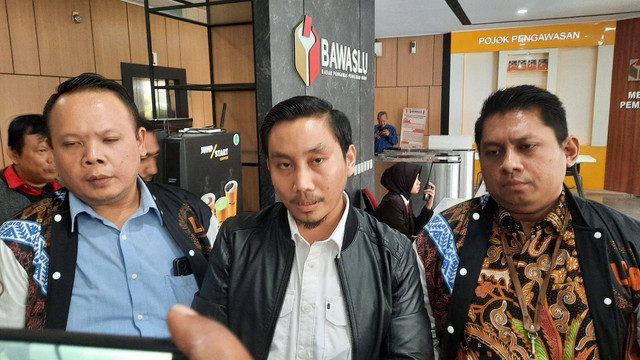 Advokat Lingkar Nusantara (LISAN) melaporkan cawapres 01 Muhaimin Iskandar alias Cak Imin dan Jusuf Kalla ke Bawaslu, Selasa (13/2/2024). Foto: Luthfi Humam/kumparan