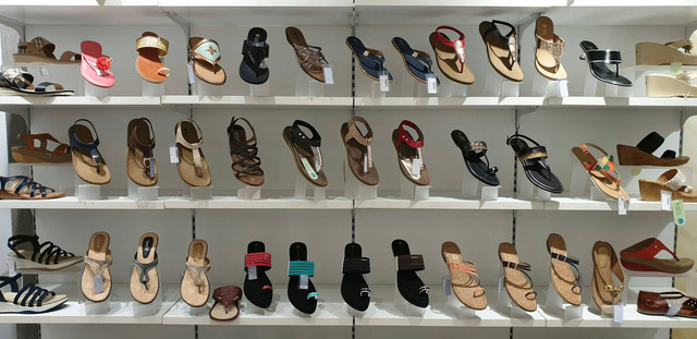 Toko sandal di Jogja. Foto hanya ilustrasi, bukan gambar sebenarnya. Sumber: Unsplash/ Syed Hussaini.