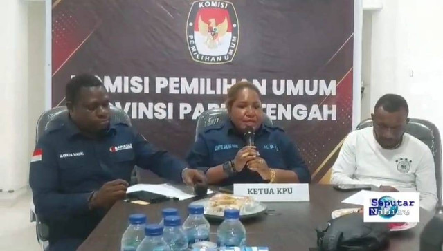Ketua KPU Papua Tengah Jennifer Darling Tabuni saat jumpa pers di kantornya soal pembakaran kotak suara, Selasa (13/2/2024). Foto: Dok. Istimewa