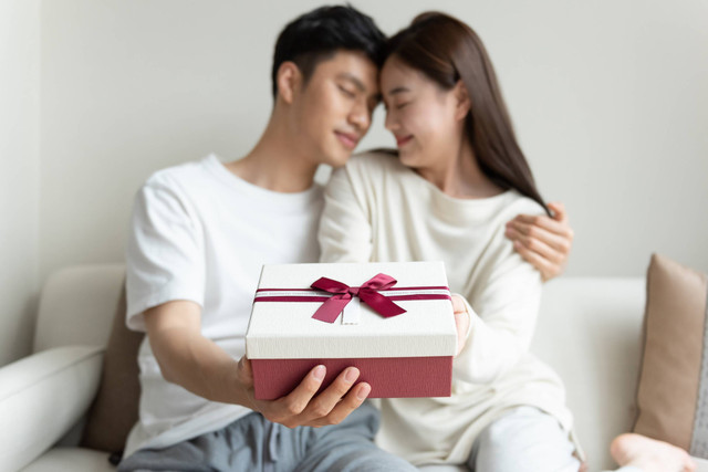 Ilustrasi pasangan merayakan valentine. Foto: zhanghaoran/Shutterstock