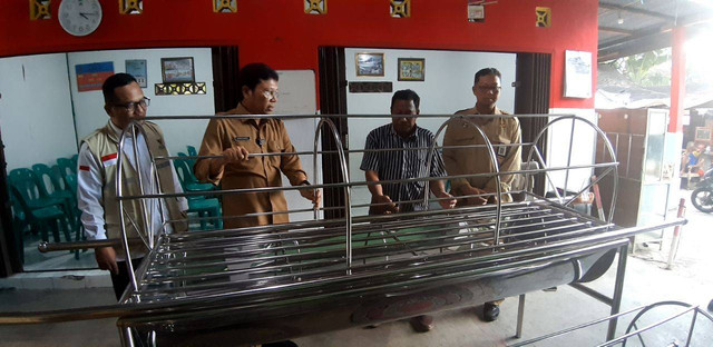 Pemkot Yogyakarta saat memberikan bantuan keranda jenazah. Foto: Leni