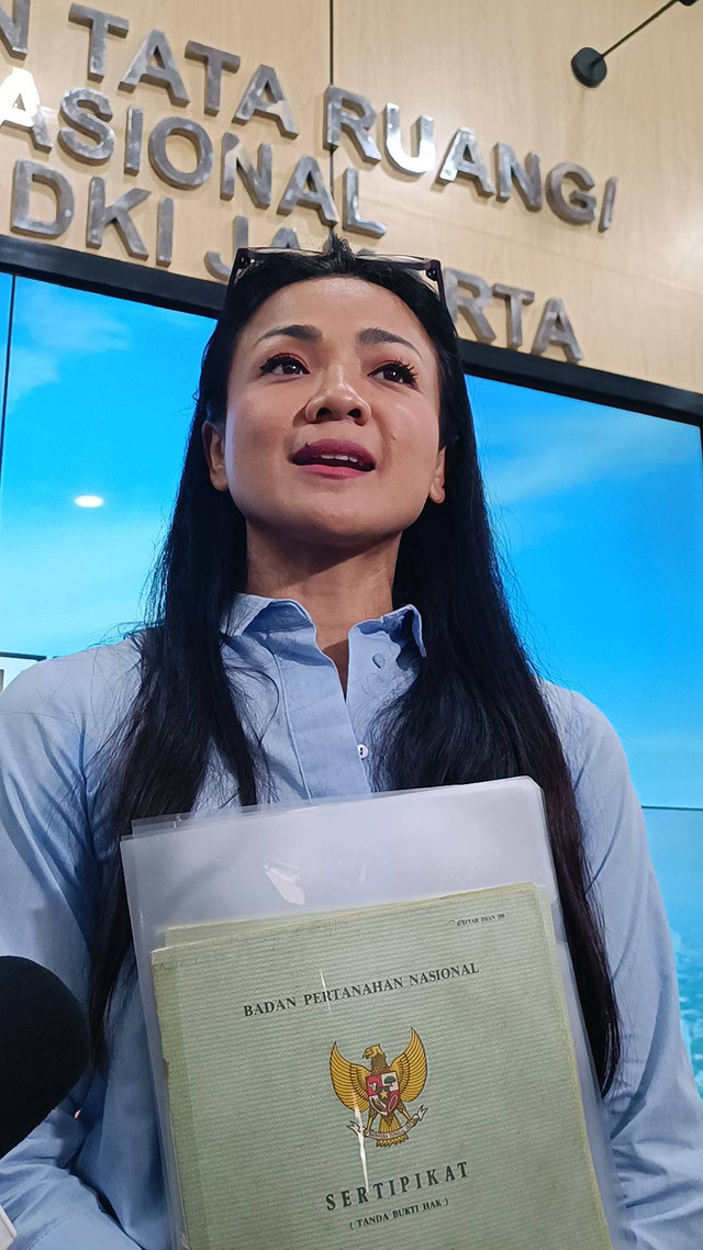 Penyerahan Sertifikat milik Nirina Zubir oleh Wakil Menteri ATR/BPN Raja Juli Antoni, BPN Kanwil DKI Jakarta, Selasa (13/2/2024). Foto: Giovanni/kumparan