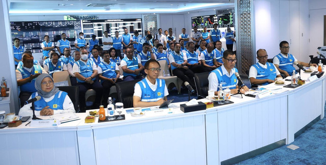 Dirut PLN memimpin langsung pengamanan pasokan listrik dari Posko Nasional Siaga Pemilu PLN. Foto: dok. PLN