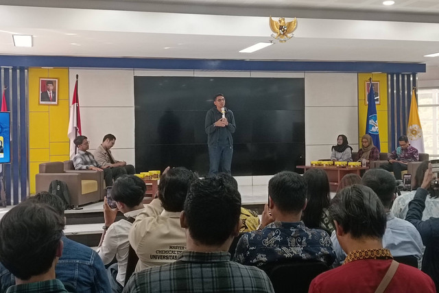Ketua Departemen Hukum Tata Negara UGM Zainal Arifin Mochtar saat di Diskusi Film Kecurangan Pemilu Dirty Vote di Fisipol UGM, Selasa (13/2/2024). Foto: Arfiansyah Panji Purnandaru/kumparan