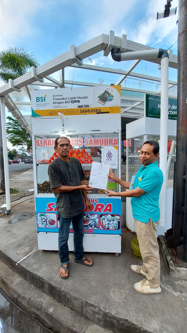 BSI dukung UMKM naik kelas, salah satunya dengan mendorong pelaku usaha mendapatkan sertifikasi halal. Foto: Dok. BSI
