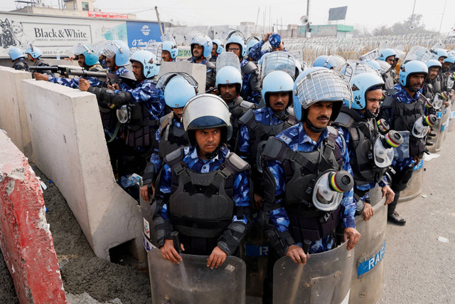 Petugas polisi di India, Selasa (13/2/2024). Foto: Anushree Fadnavis/REUTERS