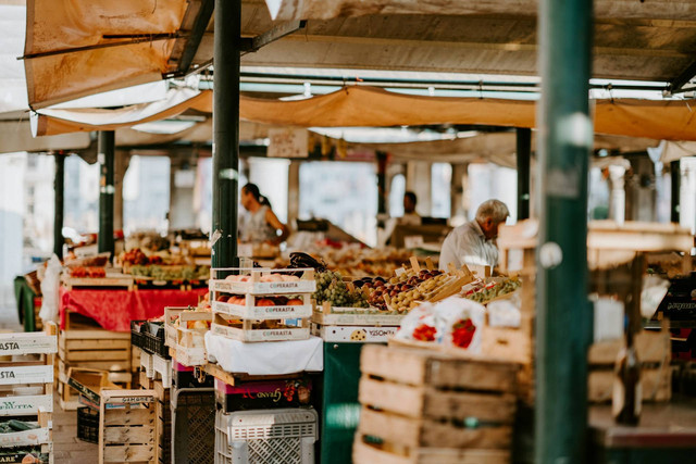 Sebutkan Macam Pasar Menurut Kegiatan Distribusinya, Sumber Unsplash Annie Spratt