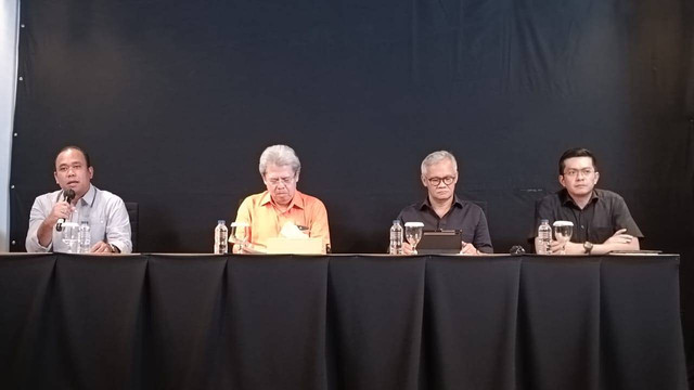 Konferensi pers Direktur Kominfo dan Jubir TPN Ganjar-Mahfud Tomy Aryanto, Deputi Hukum TPN Ganjar-Mahfud, Todung Mulya Lubis, Ketua Tim Penjadwalan TPN Ganjar-Mahfud, Aria Bima, dan Anggota Kedeputian Hukum TPN Ganjar-Mahfud, Heru Muzaki. Foto: Fadlan/kumparan