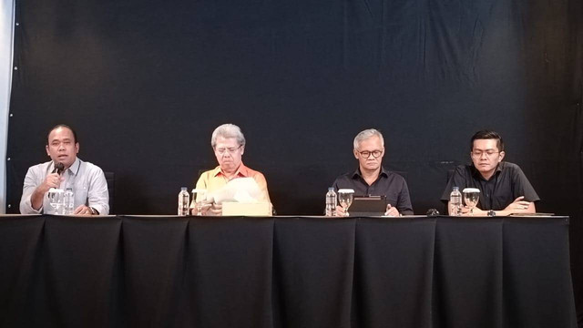 Konferensi pers Direktur Kominfo dan Jubir TPN Ganjar-Mahfud Tomy Aryanto, Deputi Hukum TPN Ganjar-Mahfud, Todung Mulya Lubis,  Ketua Tim Penjadwalan TPN Ganjar-Mahfud, Aria Bima, dan Anggota Kedeputian Hukum TPN Ganjar-Mahfud, Heru Muzaki. Foto: Fadlan/kumparan