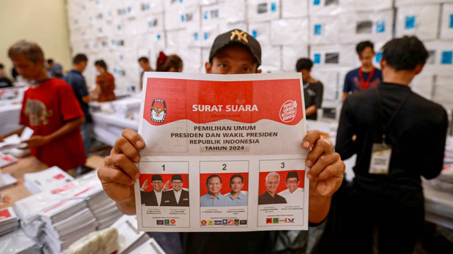 Pekerja menunjukkan pelipatan surat suara untuk Pilpres 2024 di gedung logistik Pemilu 2024 KPU Kota Tangerang Selatan di Serpong, Tangerang Selatan, Banten, Kamis (11/1/2024). Foto: Aditia Noviansyah/kumparan