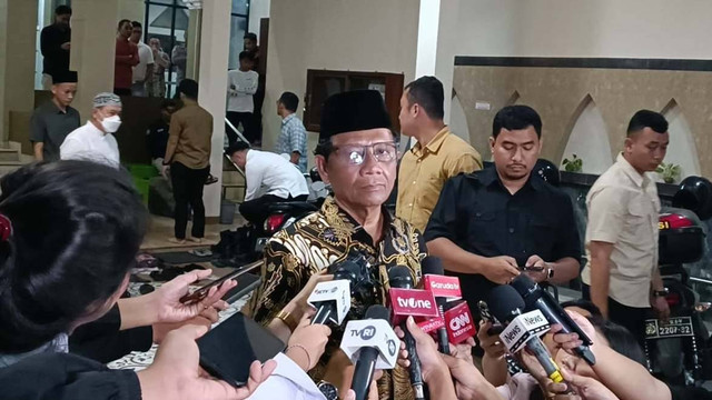 Cawapres 03 Mahfud MD usai salat subuh berjamaah di Masjid Darul Ikrom yang berada di depan kediamannya di Sambilegi Lor, Maguwoharjo, Kapanewon Depok, Kabupaten Sleman, Rabu (14/2/2024). Foto: Arfiansyah Panji Purnandaru/kumparan
