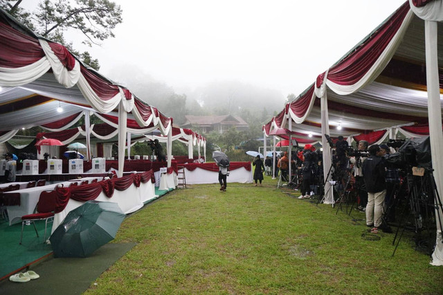 Suasana TPS 033 Bojong Koneng, tempat capres nomor urut 02 Prabowo Subianto memberikan suara Pemilu 2024 di Bogor, Rabu (14/2/2024). Foto: Jamal Ramadhan/kumparan