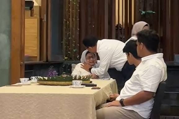 Capres nomor urut 01 Anies Baswedan sungkem kepada ibundanya sebelum berangkat ke TPS di kediamannya di Lebak Bulus, Jakarta, Rabu (14/2/2024). Foto: Haya Syahira/kumparan