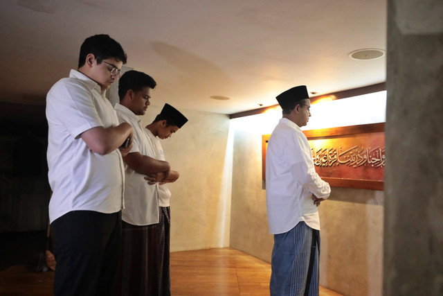 Capres nomor urut 01 Anies Baswedan menjadi imam salat subuh bersama keluarga besarnya di kediamannya di Lebak Bulus, Jakarta, Rabu (14/2/2024). Foto: Dok. Istimewa