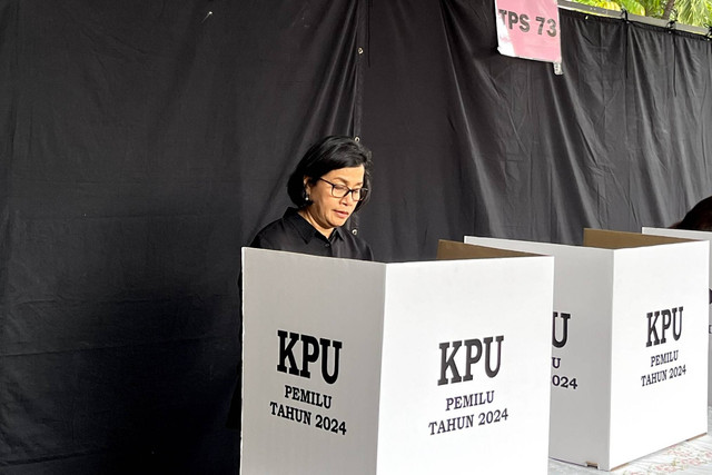 Menkeu Sri Mulyani memberikan suara Pemilu 2024 di TPS 073 Bintaro, Rabu (14/2/2024). Foto: Ghinaa Rahmatika/kumparan