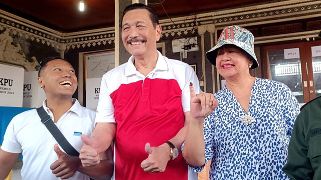 Menko Marves Luhut Binsar Pandjaitan saat nyoblos di TPS 14, Balai Banjar Pengayehan, Desa Cemagi, Kecamatan Mengwi, Kabupaten Badung, Bali, Rabu (14/2/2024). Foto: Denita BR Matondang/kumparan