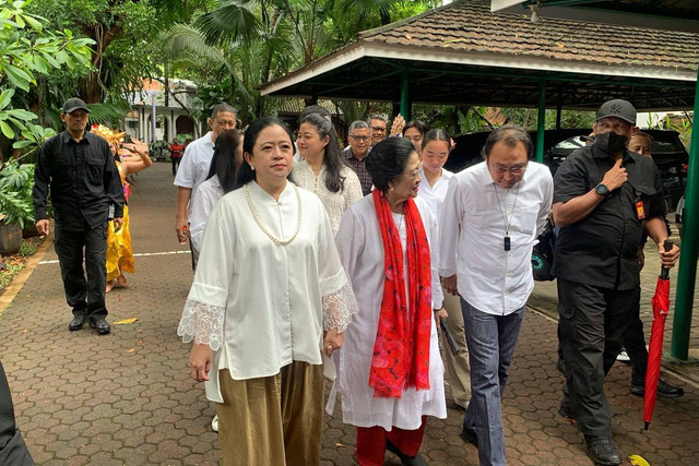 Ketum PDIP Megawati Soekarnoputri bersama keluarga memberikan suara Pemilu 2024 di TPS 053 Kebagusan, Jakarta, Rabu (14/2/2024). Foto: Paulina Herasmaranindar/kumparan