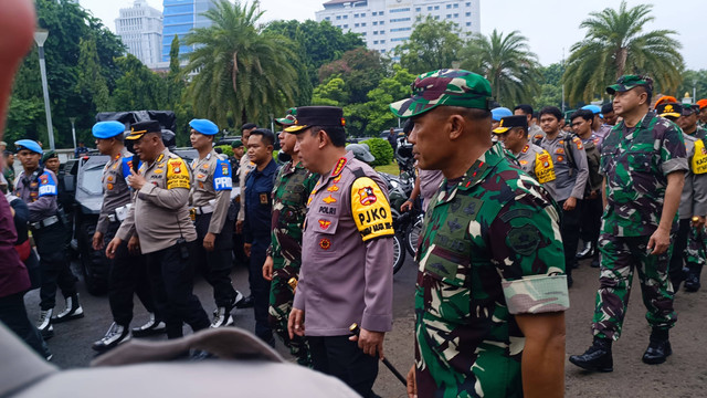 Kapolri Jenderal Pol Listyo Sigit Prabowo dan Panglima TNI Jenderal TNI Agus Subyanto melakukan pengecekan pasukan Polri-TNI pengamanan Pemilu 2024 di lapangan silang Monas, Jakpus, Rabu (14/2/2024). Foto: Thomas Bosco/kumparan