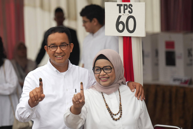 Capres nomor urt 01 Anies Baswedan bersama keluarga memberikan suara Pemilu 2024 di TPS 60, Lebak bulus, Jakarta, Rabu (14/2/2024). Foto: Dok. Istimewa