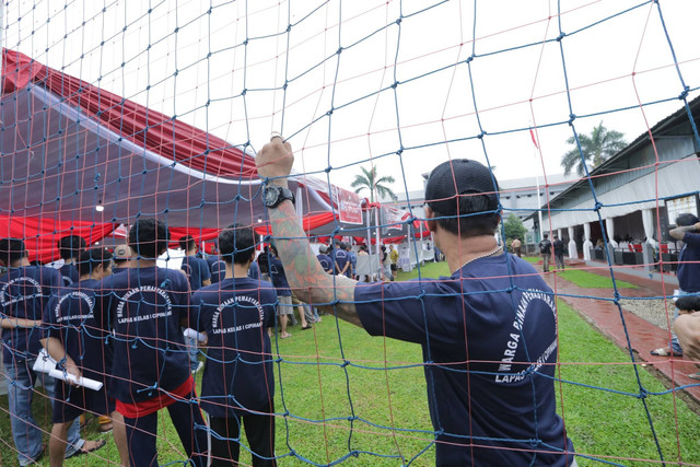 Warga binaan kelas I Lapas Cipinang mencoblos di dalam rutan, Rabu (14/2/2024). Foto: Dok. KPU