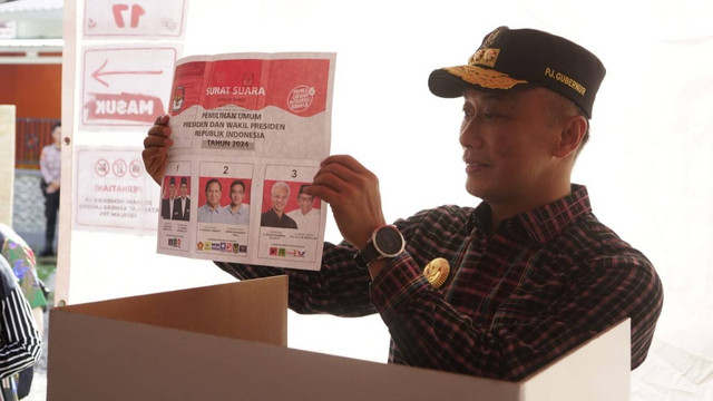 Penjabat Gubernur Sulbar Zudan Arif menyalurkan hak pilihnya di TPS 17 Korongana, Mamuju. Foto: Dok. Pemprov Sulbar