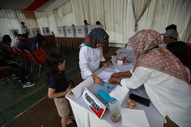 Warga menggunakan hak suaranya pada Pemilu 2024 di TPS 60, Lebak bulus, Jakarta, Rabu (14/2/2024). Foto: Aditia Noviansyah/kumparan