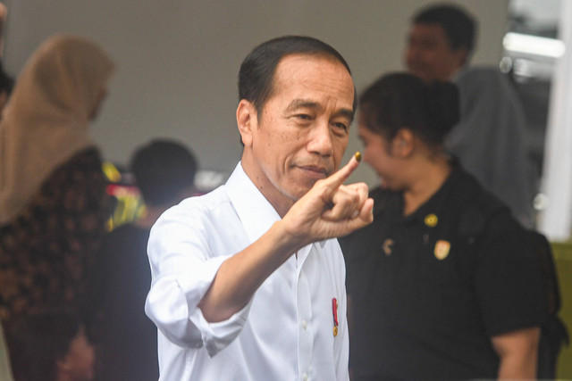 Presiden Joko Widodo menunjukan jarinya yang sudah dicelup tinta usai menggunakan hak suaranya pada Pemilu 2024 di tempat pemungutan suara (TPS) 10 Kelurahan Gambir, kompleks Kantor Lembaga Administrasi Negara (LAN), Jakarta, Rabu (14/2/2024). Foto: Muhammad Adimaja/ANTARA FOTO