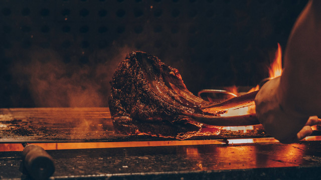 Iga Bakar Panglima, foto hanya ilustrasi, bukan tempat sebenarnya: Unsplash/Emerson Vieira