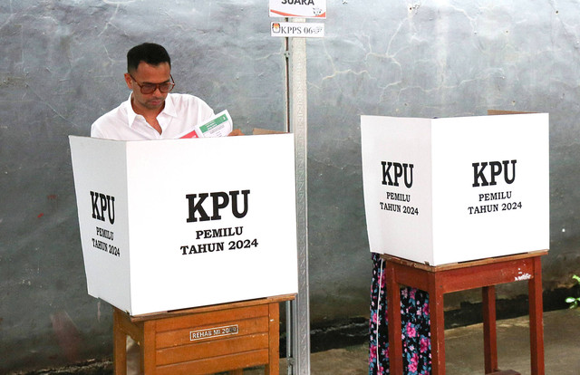 Pasangan artis Raffi Ahmad dan Nagita Slavina saat nyoblos di TPS Cinere, Jawa Barat, Rabu, (14/2/2024). Foto: Agus Apriyanto