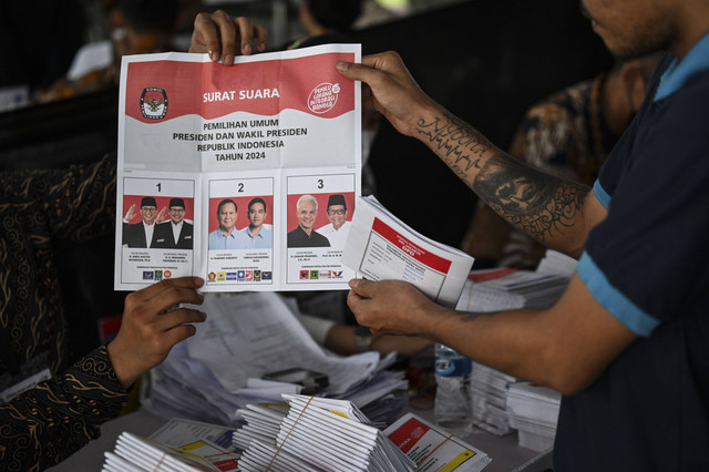 Sejumlah petugas KPPS menghitung surat suara pemilu 2024 di kawasan Kebon Melati, Tanah Abang, Jakarta, Rabu (14/2/2024). Foto: Aditia Noviansyah/kumparan